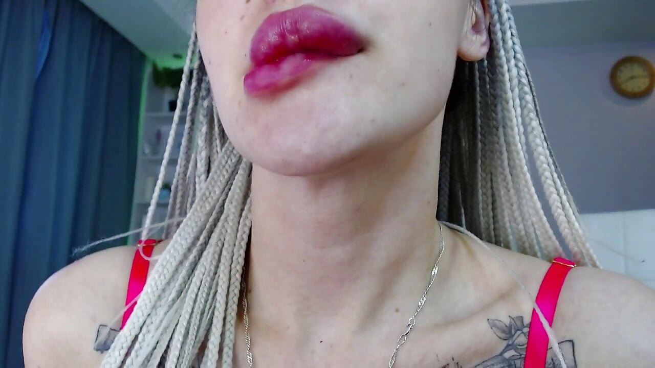Flirting with you with my wet diligent mouth - video by TuttyRight cam model