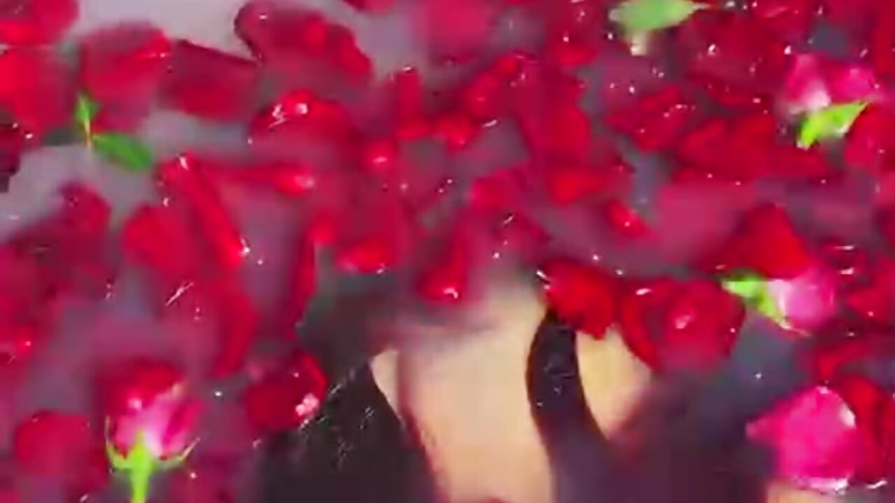 🌹 A Valentine Written in Roses 💌 - video di tiana_cruz modella di cam