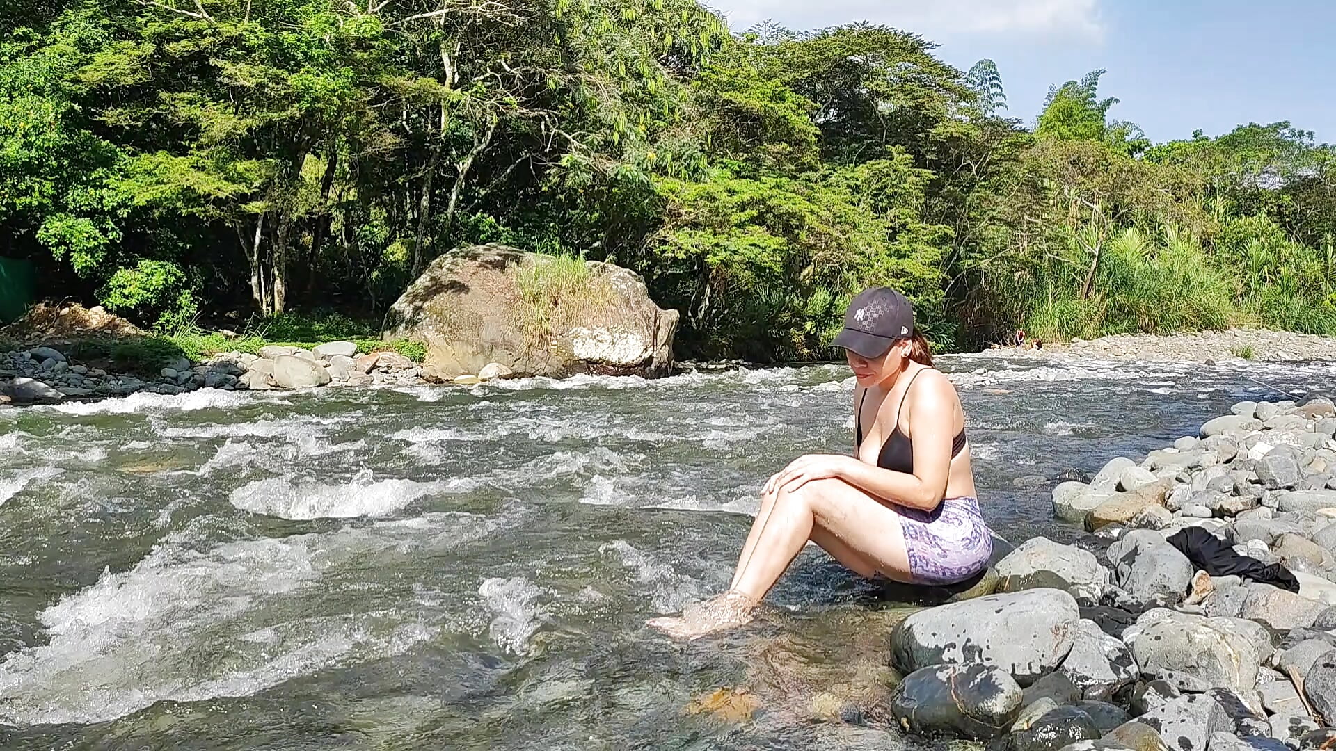 Hello love, I want to share with you a little of what I like to do on my days off, I love sunbathing - video by Dannacamila cam model