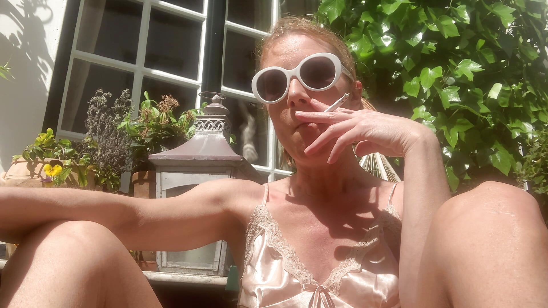 Sunny smoke in satin pjs - Lola_Belgium 캠 모델의 동영상