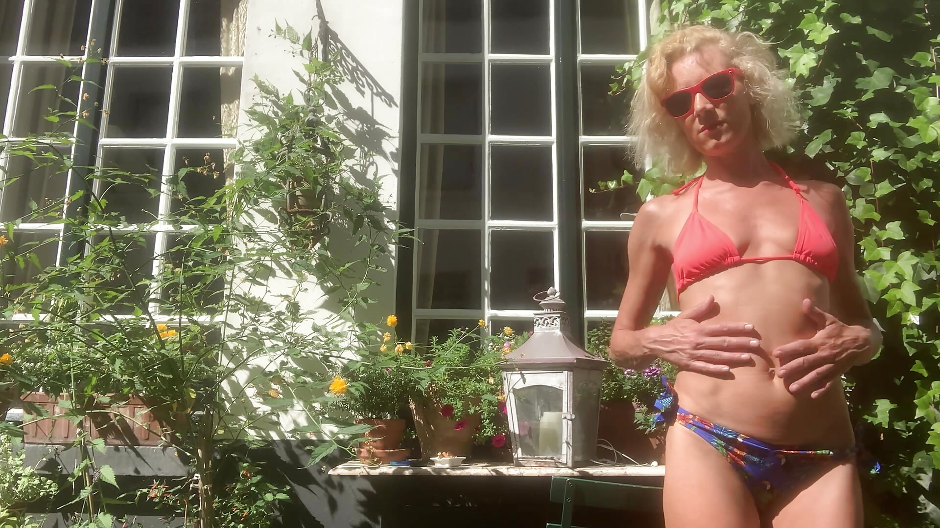 Bikini tease - Lola_Belgium 캠 모델의 동영상