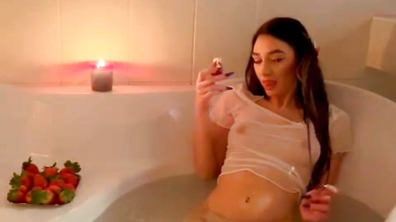 💕STRAWBERRY TIME💕 - video by LucyKims cam model