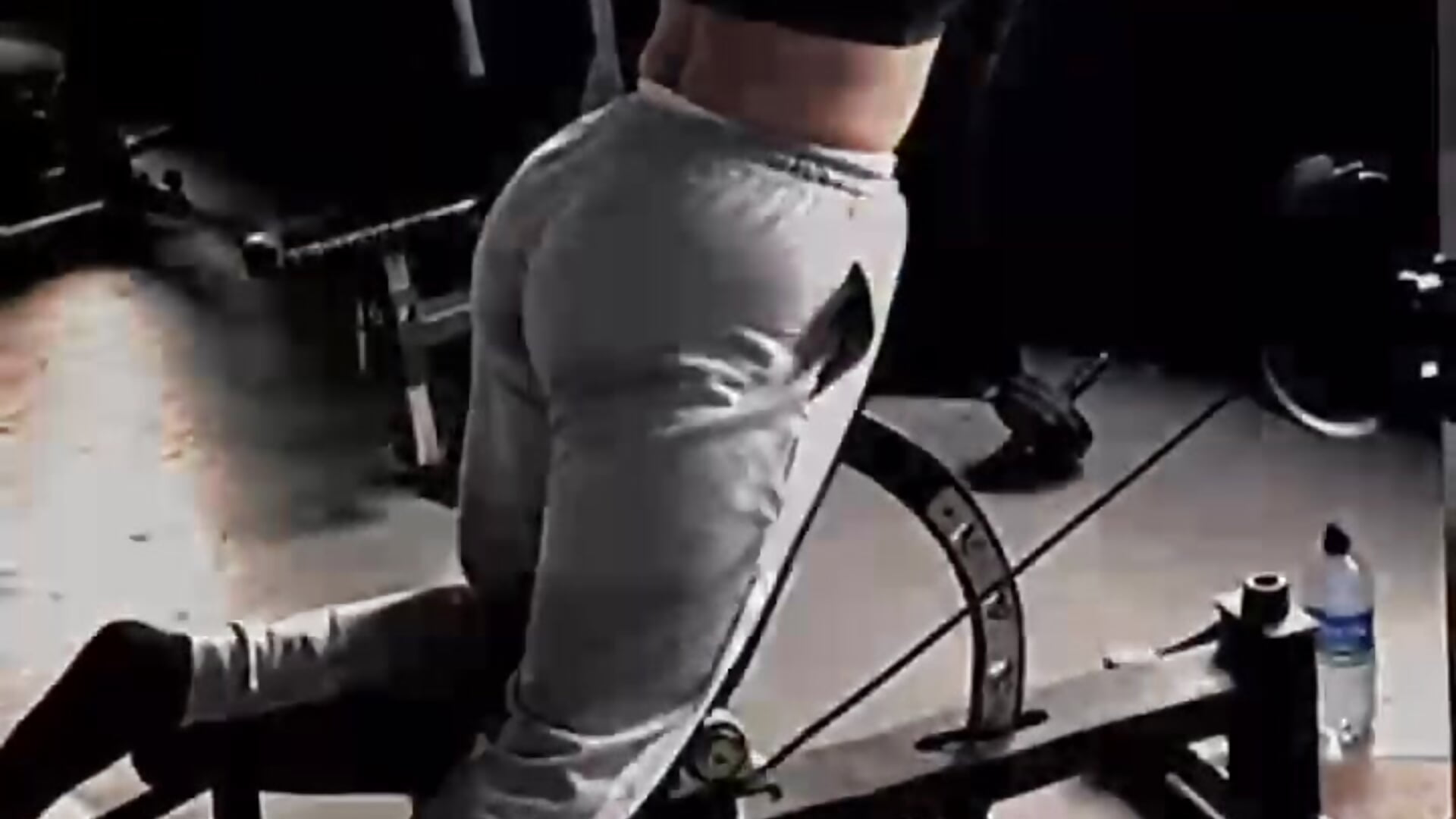 Gym, music and desire to break it👅🥵 – video od webkamerové modelky paola_rodriguez