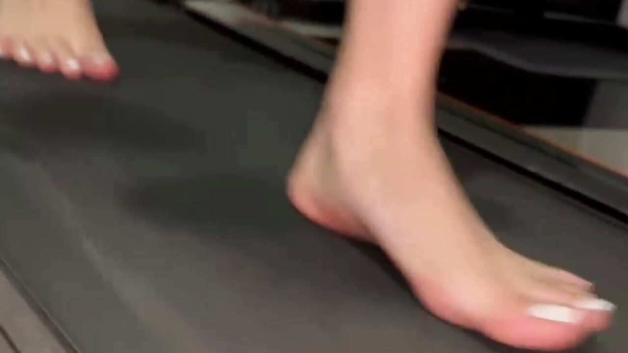 white toes moving - video by Meghan320 cam model