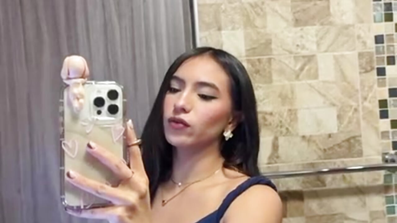 Skin that asks for attention - video oleh _emma_miller_ kamera model