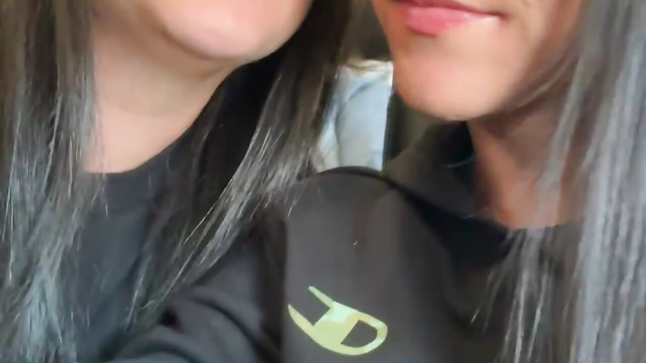 Soft kiss in the plane… mmmm - video by ReggieG cam model