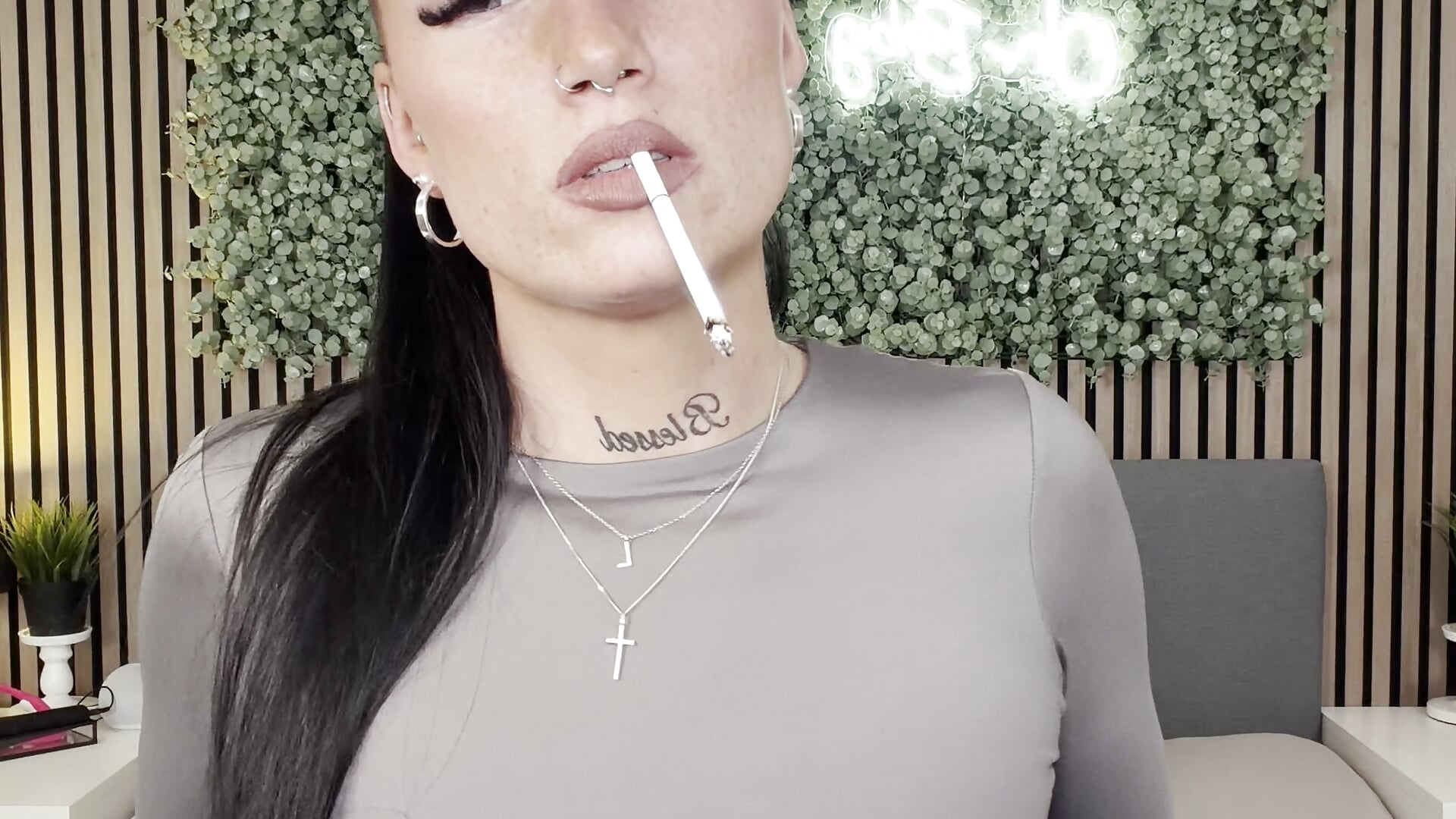 (125) Smoke Cigarette - clip cu LizaRoxx model videochat