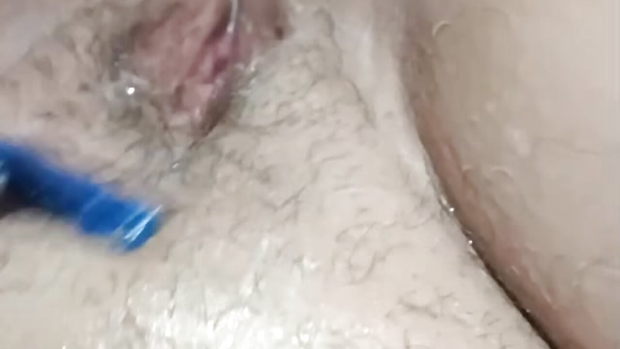 Sendo depilada pelo corno pra outros me foder - video by PamelaEmarido cam model