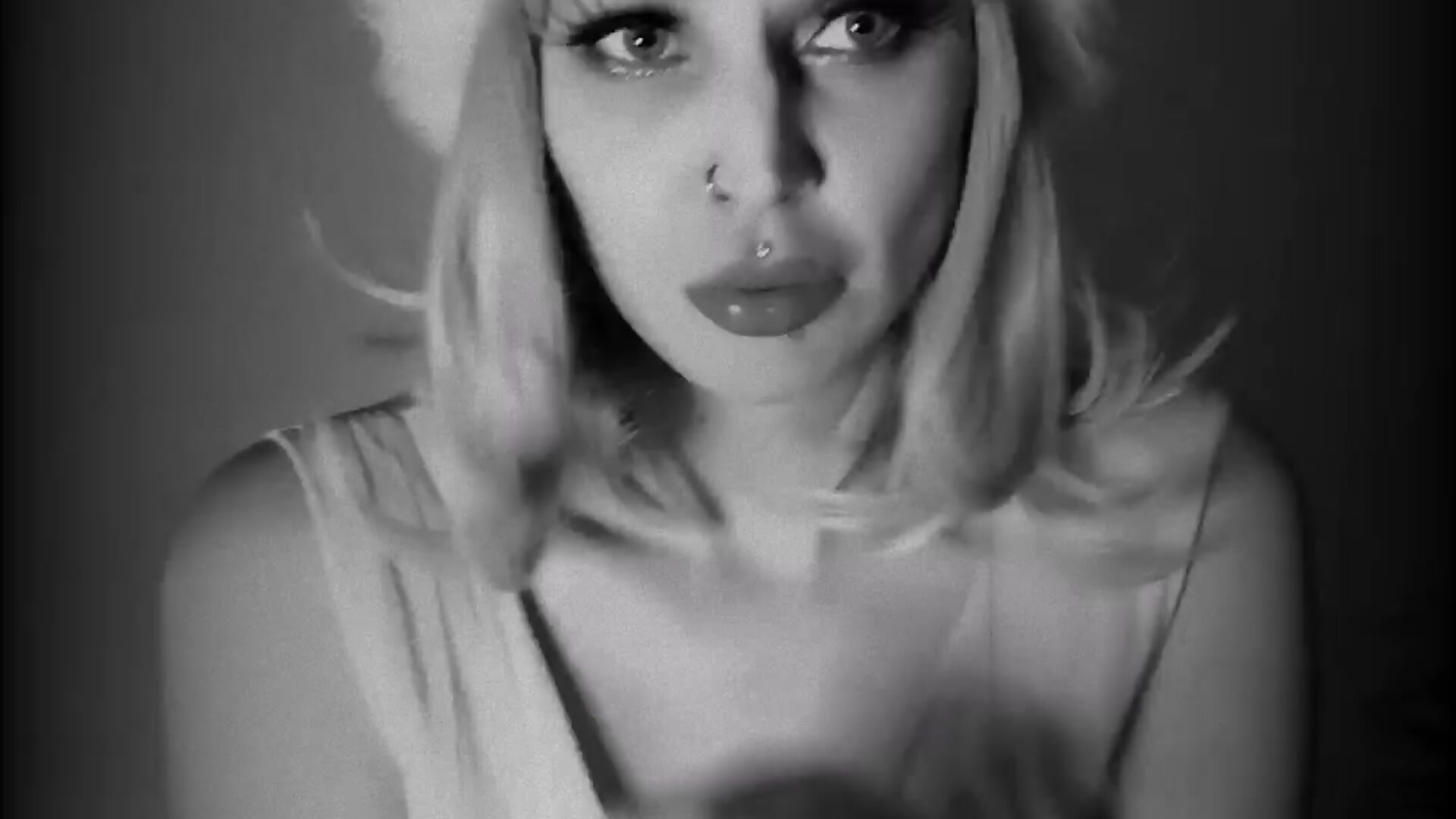 Singing Santa Baby for you, cover me in tips baby, merry Xmas <3 - video od modelky/modela kittyazora