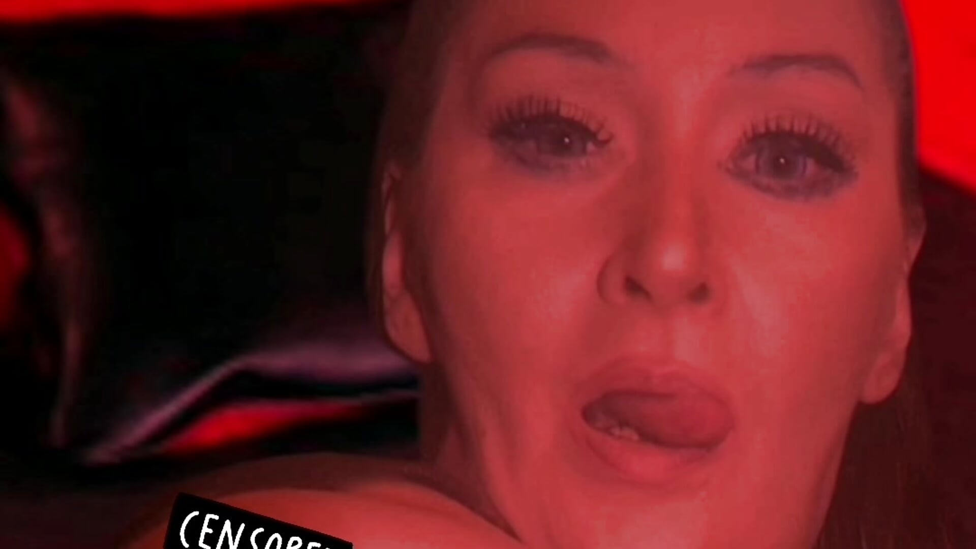 Red in red room tits - Video von dominatrixredsonyja Cam-Model