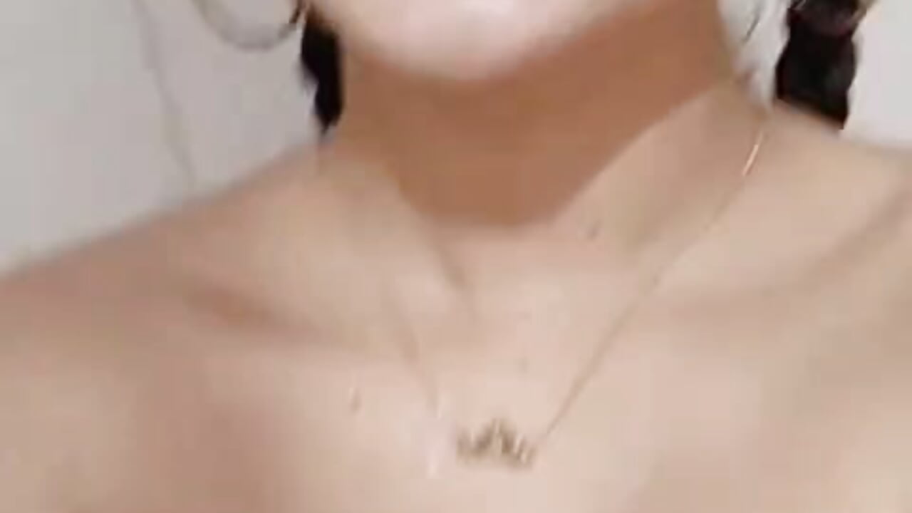 Sweet smile after shower😋