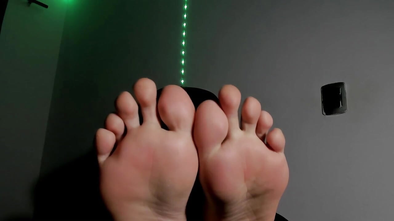 My feet below - video by Azahara_ahmad cam model