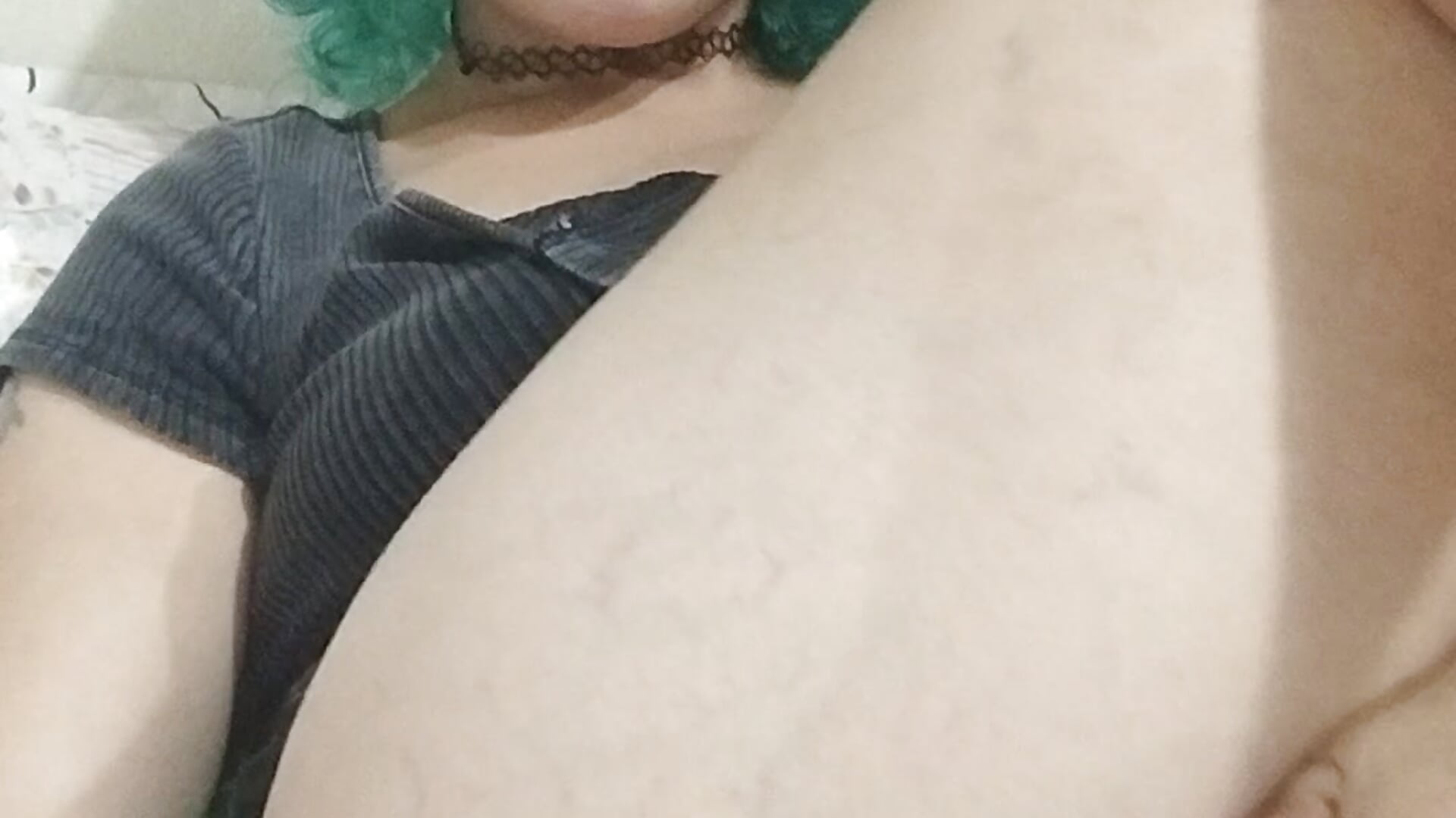 Pretty face, cute little feet and a beautiful pussy!