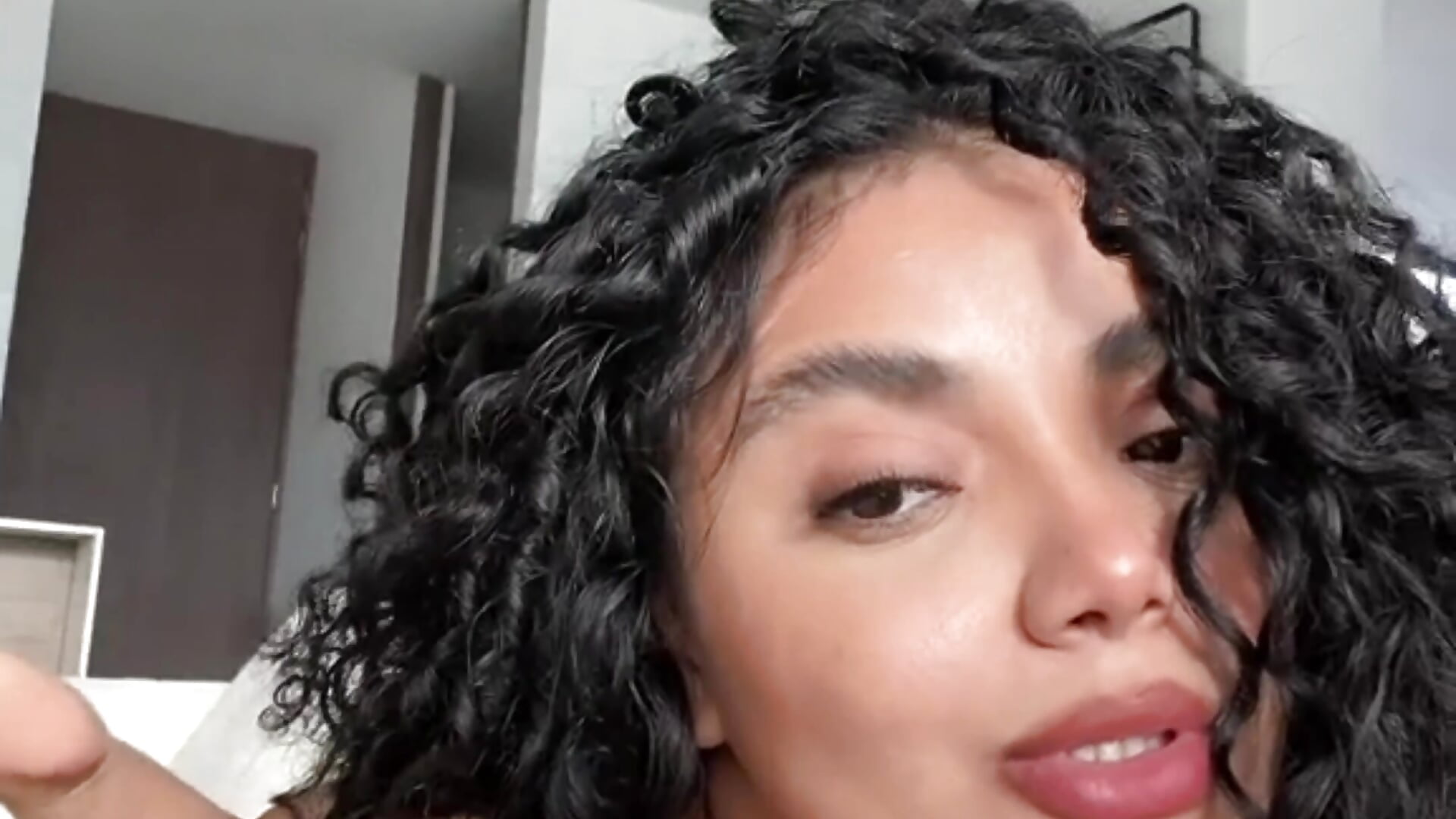 Hot – video modela na kameri Curlyierr