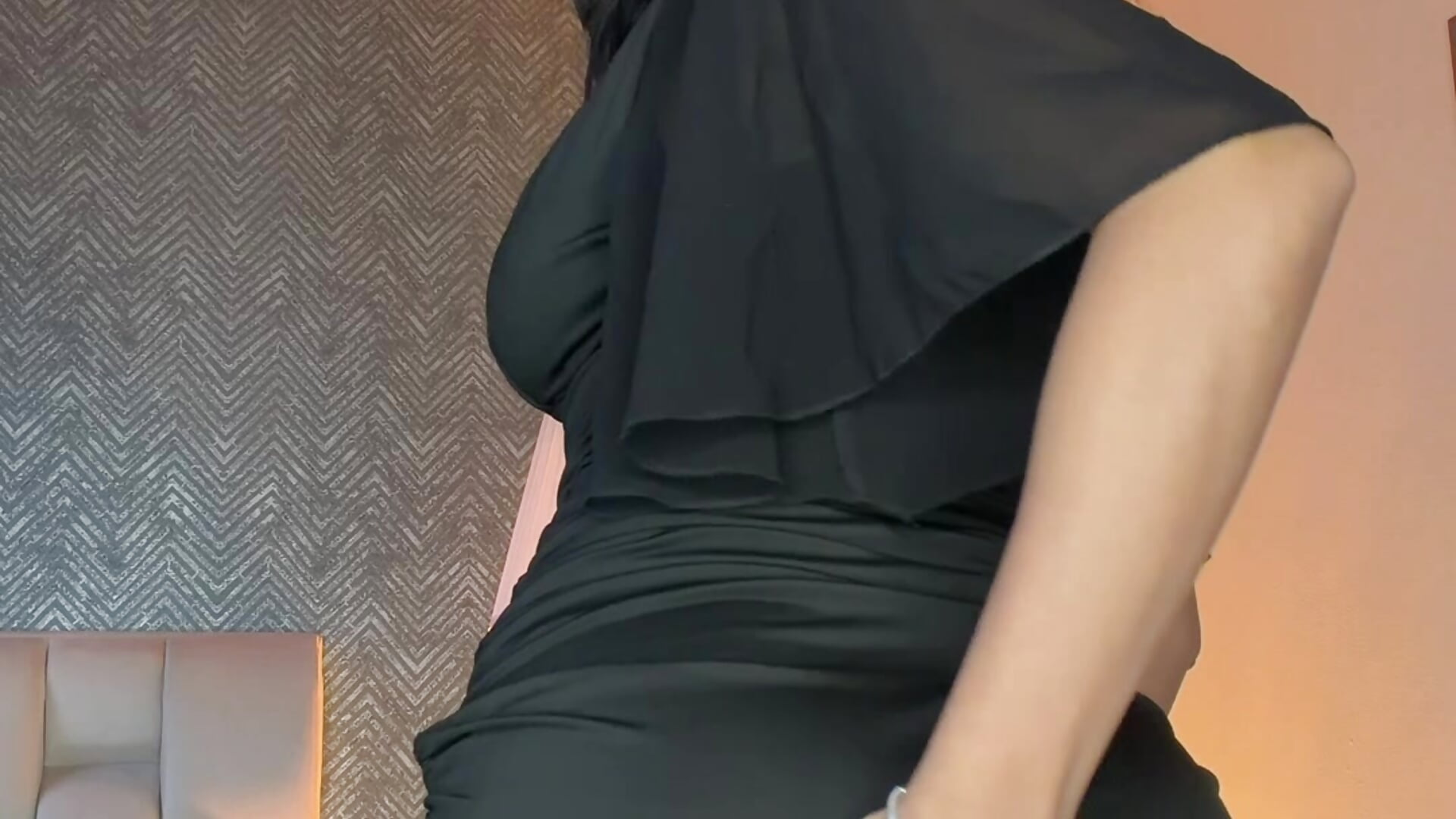 Plug anal in her ass and goes out on the street with it. - vidéo du modèle de showcams lena_banks