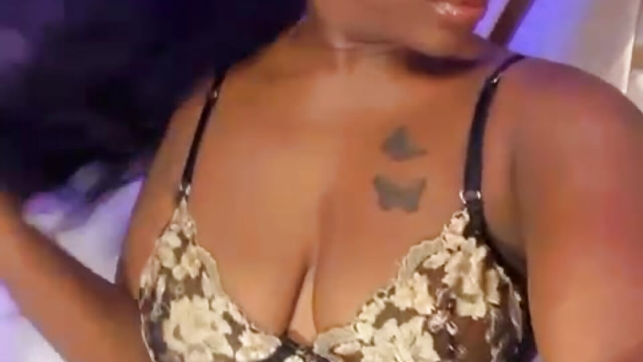 Sexy ebony - video di Athenea_Mills modella di cam