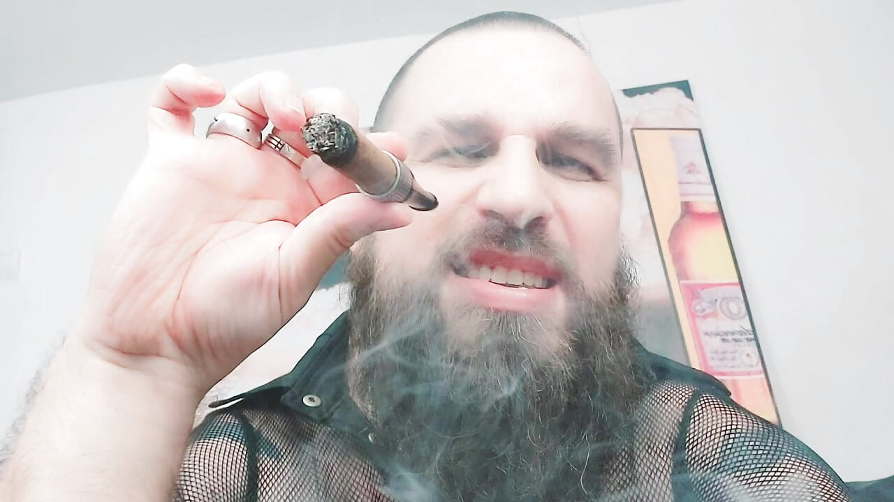 Cigar Smoking King - video by ArmandoSteel4u cam model