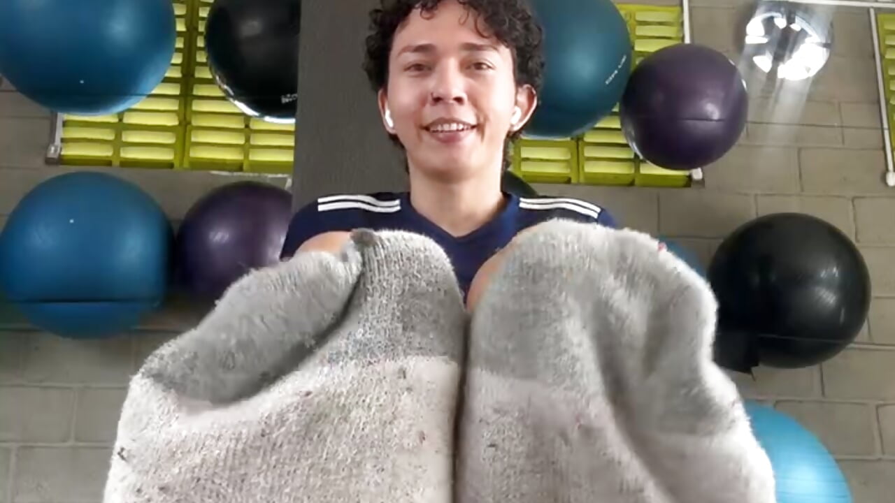 Smelly socks 🧦 after work out - video by sofi_elfqueen cam model