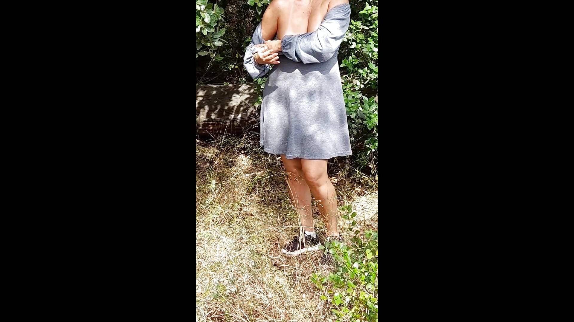 Showing my breasts in a public park - Exibindo meus seios em parque público - video by madame_tesuda0 cam model