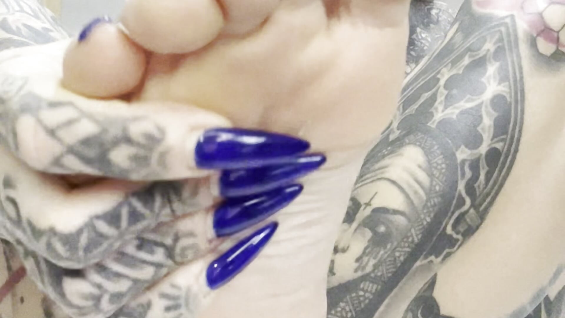 feet tease - video oleh darkinkedbabe kamera model