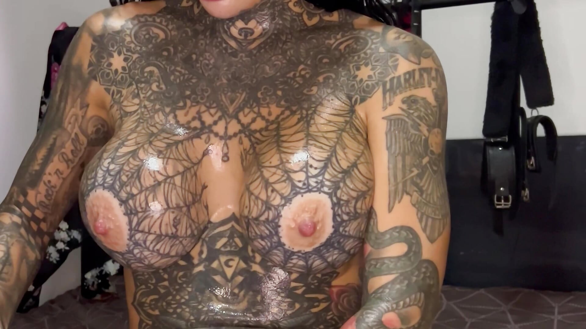 fully nude covering myself in baby oil. - video darkinkedbabe kameramallilta