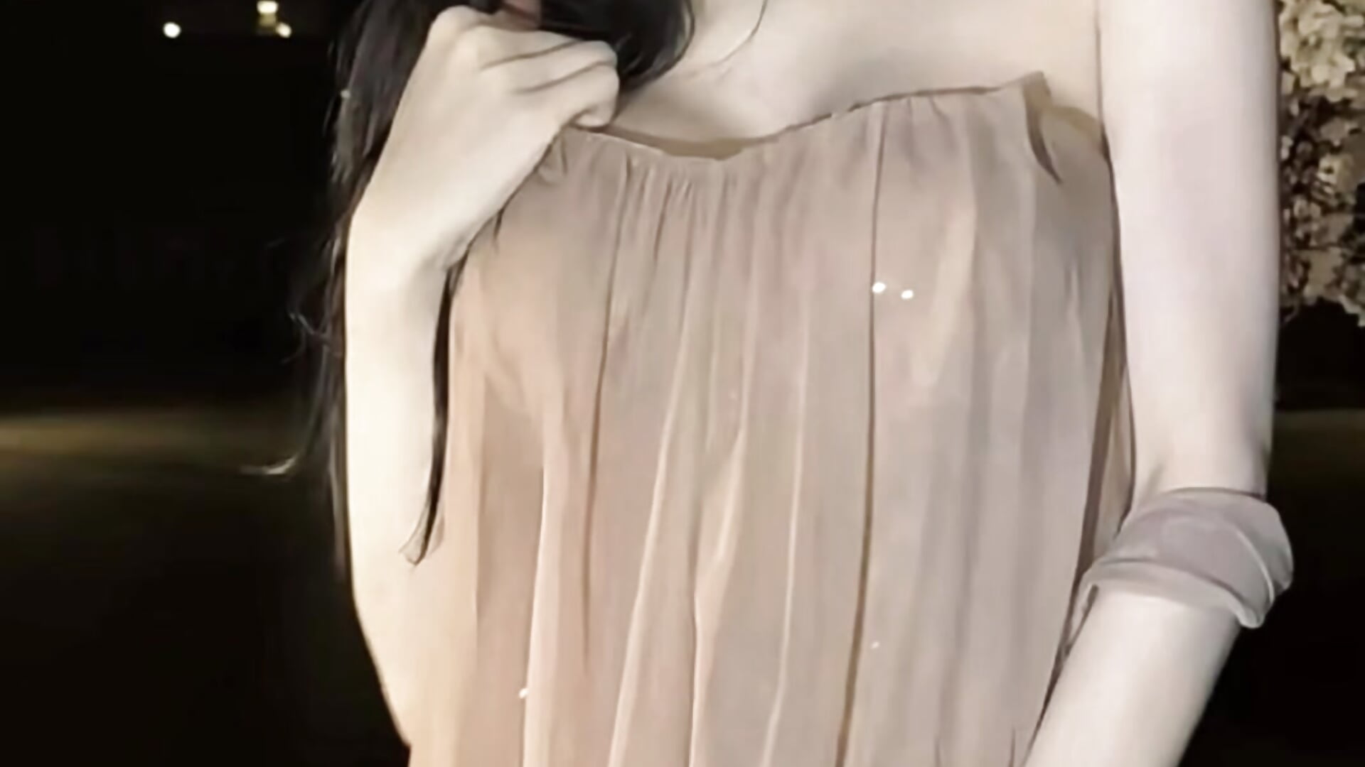 ❤️✌🏻 No shirt, no office uniform. Minh in a thin dress.