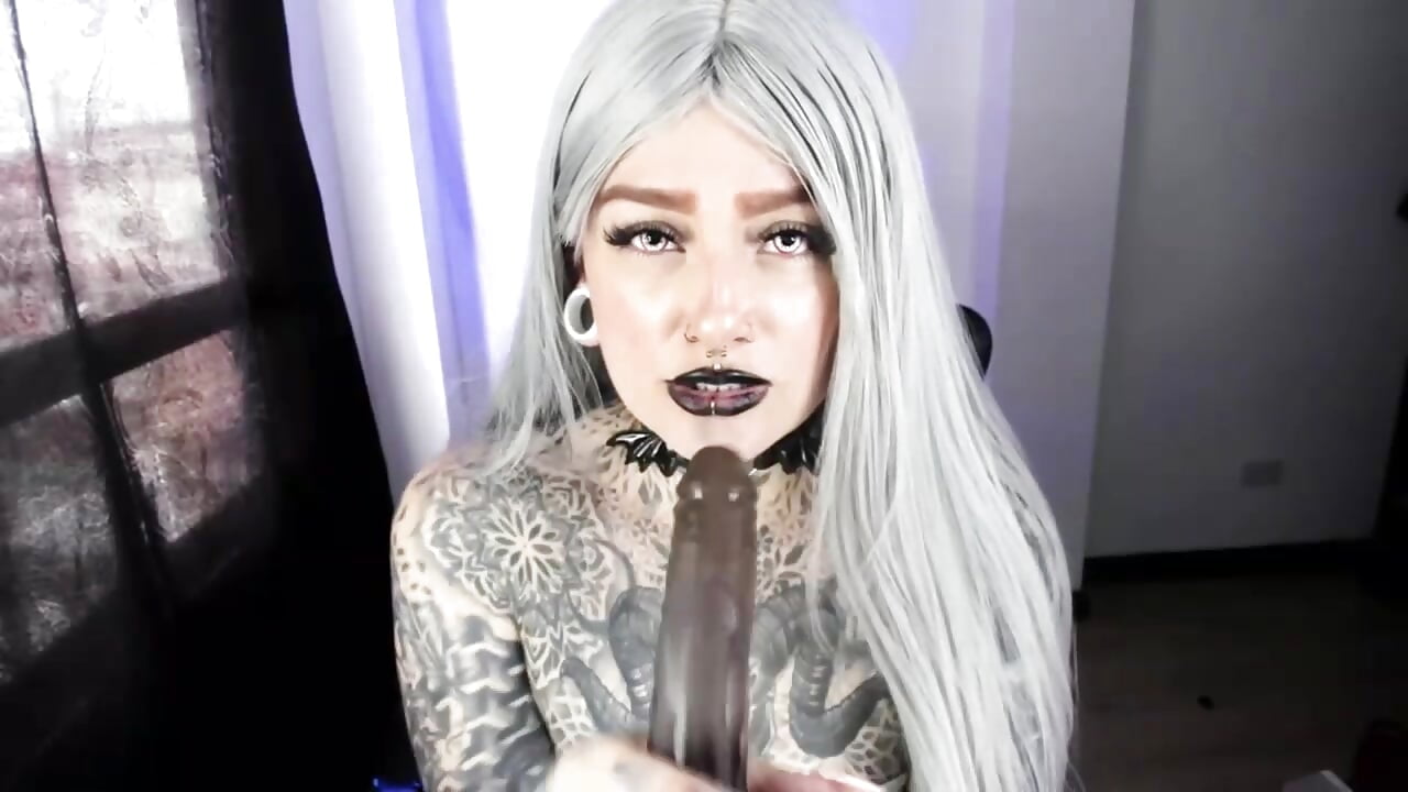 I PLAY WITH MY SPLIT TOUNGE FOR MAKE U CUM ON MY MOUTH
