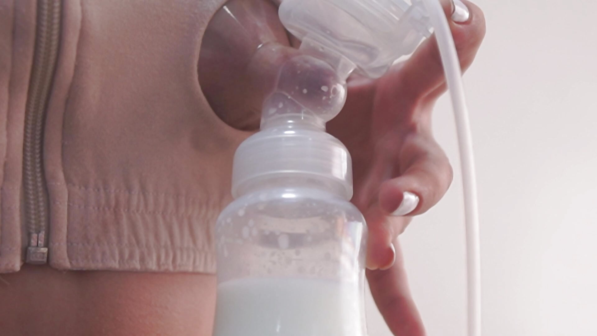 Filling my extractor (zoom) - video oleh model kamera Sisirojas