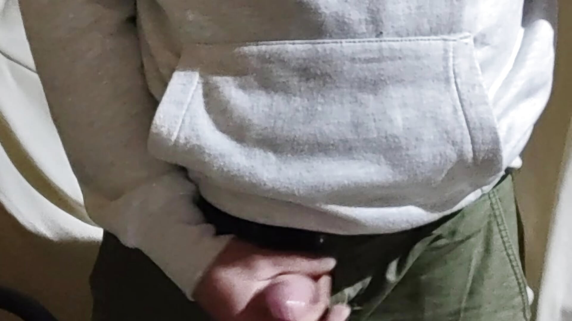 Jerking in the workshop until cum - video by handyman820 cam model