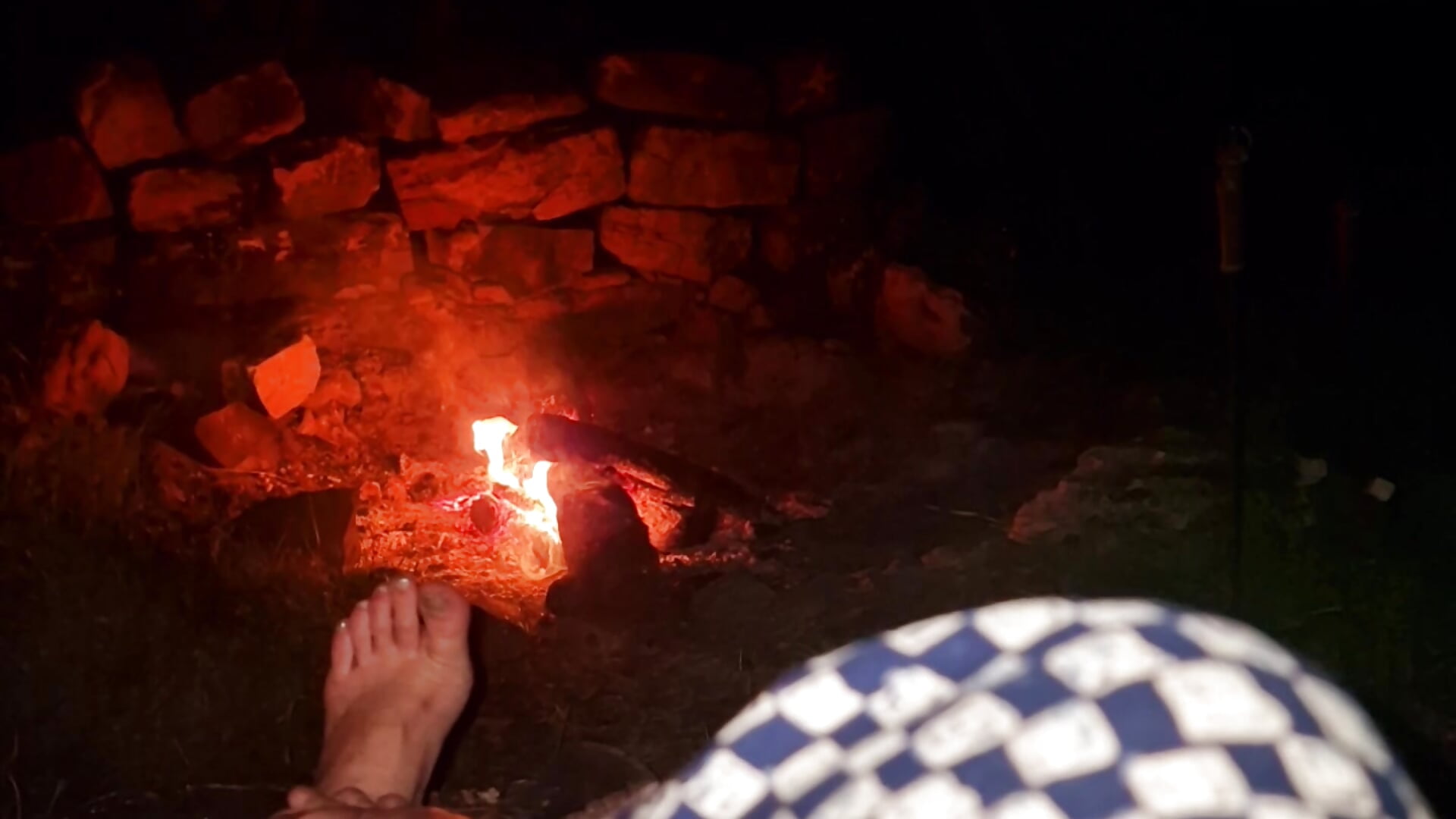 Warming my feet at a fire outside - Vídeo de bentleyroxxx_