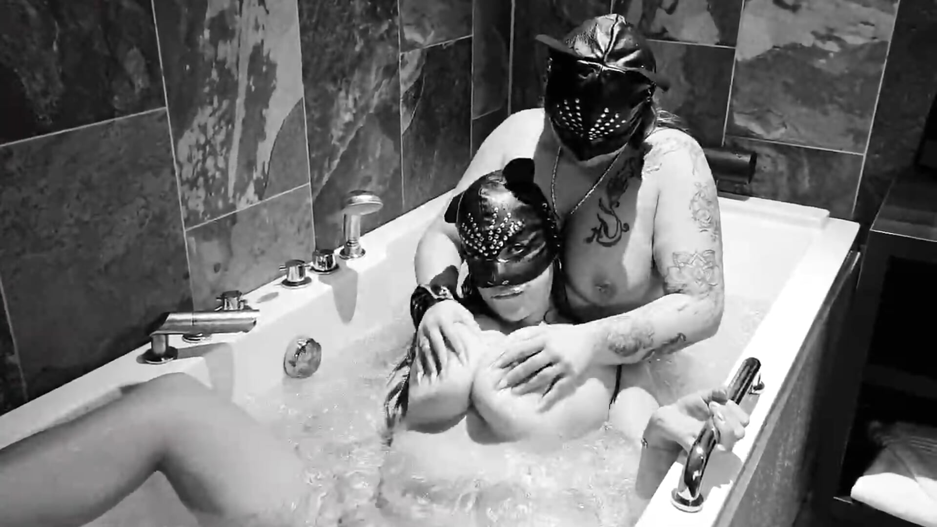 SHAKE THOSE BOOBS IN BATH WITH MY KITTY GABYHOFSTEDE - Vídeo de bentleyroxxx_