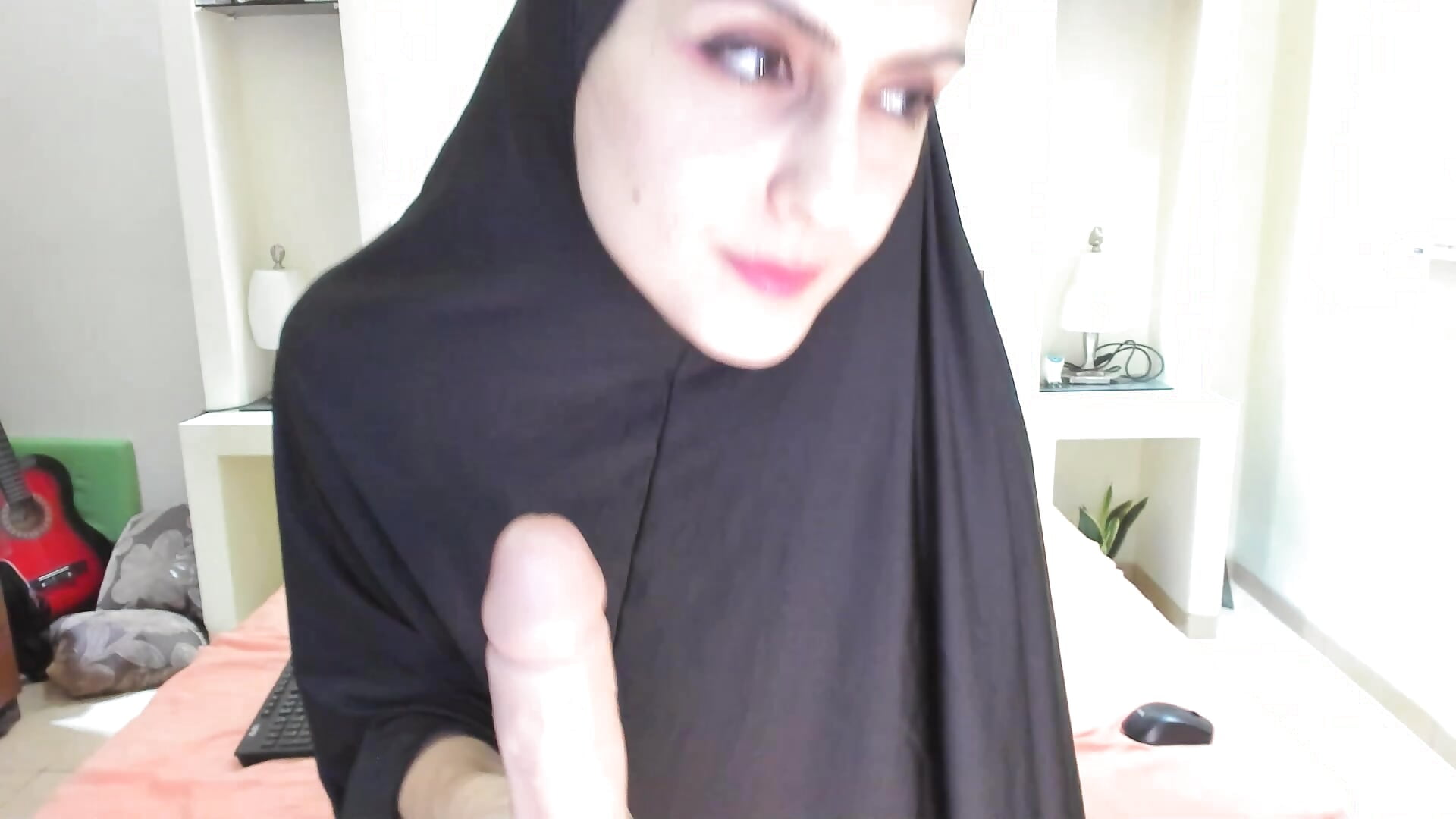 Arab Lebanese Hijabi Slut Sucks Dick Dildo and Shows Tits - vidéo du modèle de showcams Lilimissarab