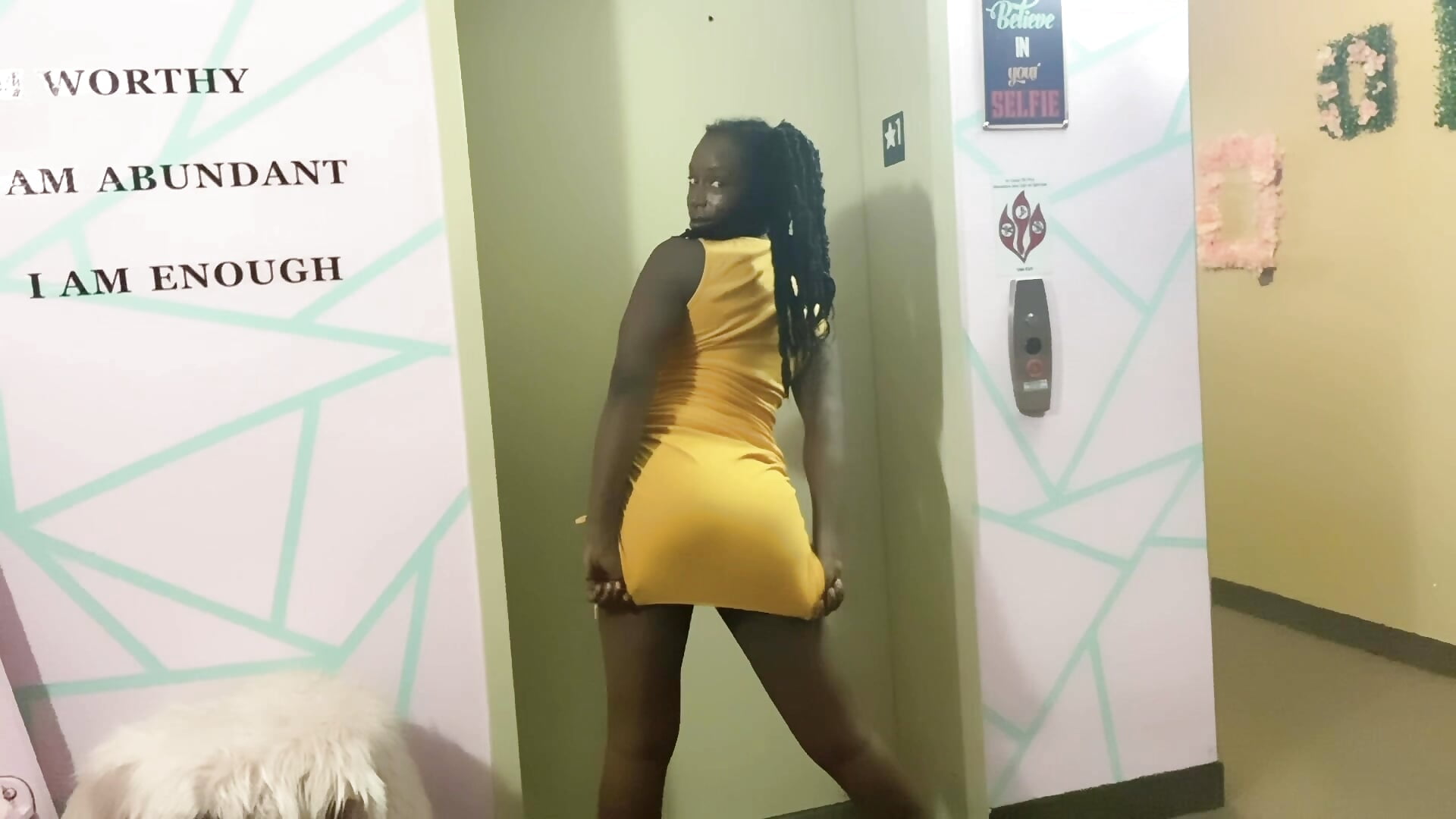 Twerking Near The Elevator - video by aliviab cam model