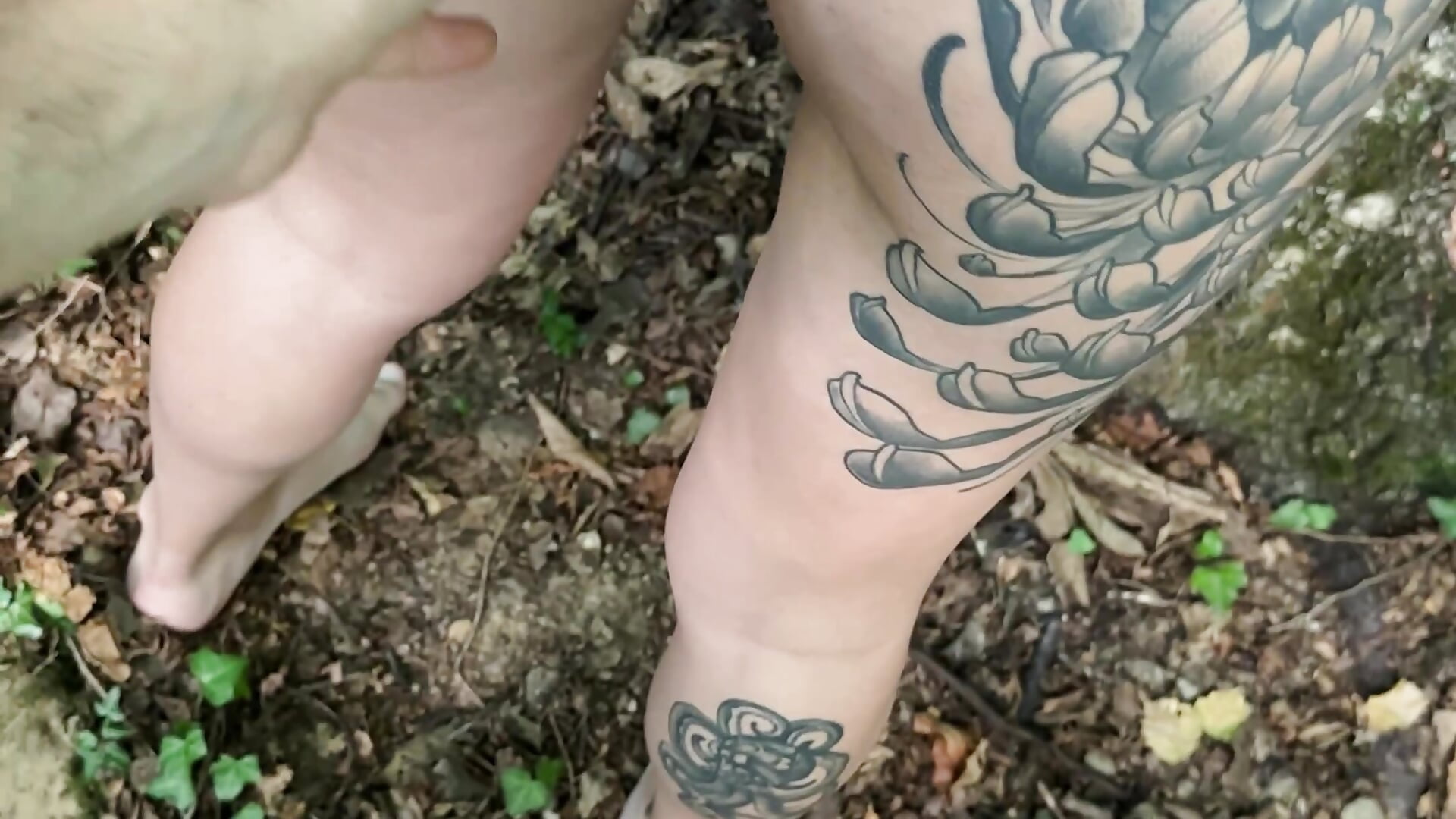 OUTDOOR legata ad un albero, lui arriva da dietro a toccarmi e scoparmi la figa e mi sborra addosso