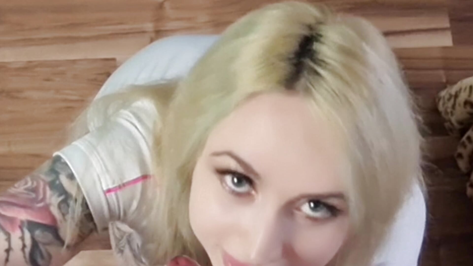 Öliger Handjob mit Latexhandschuhen