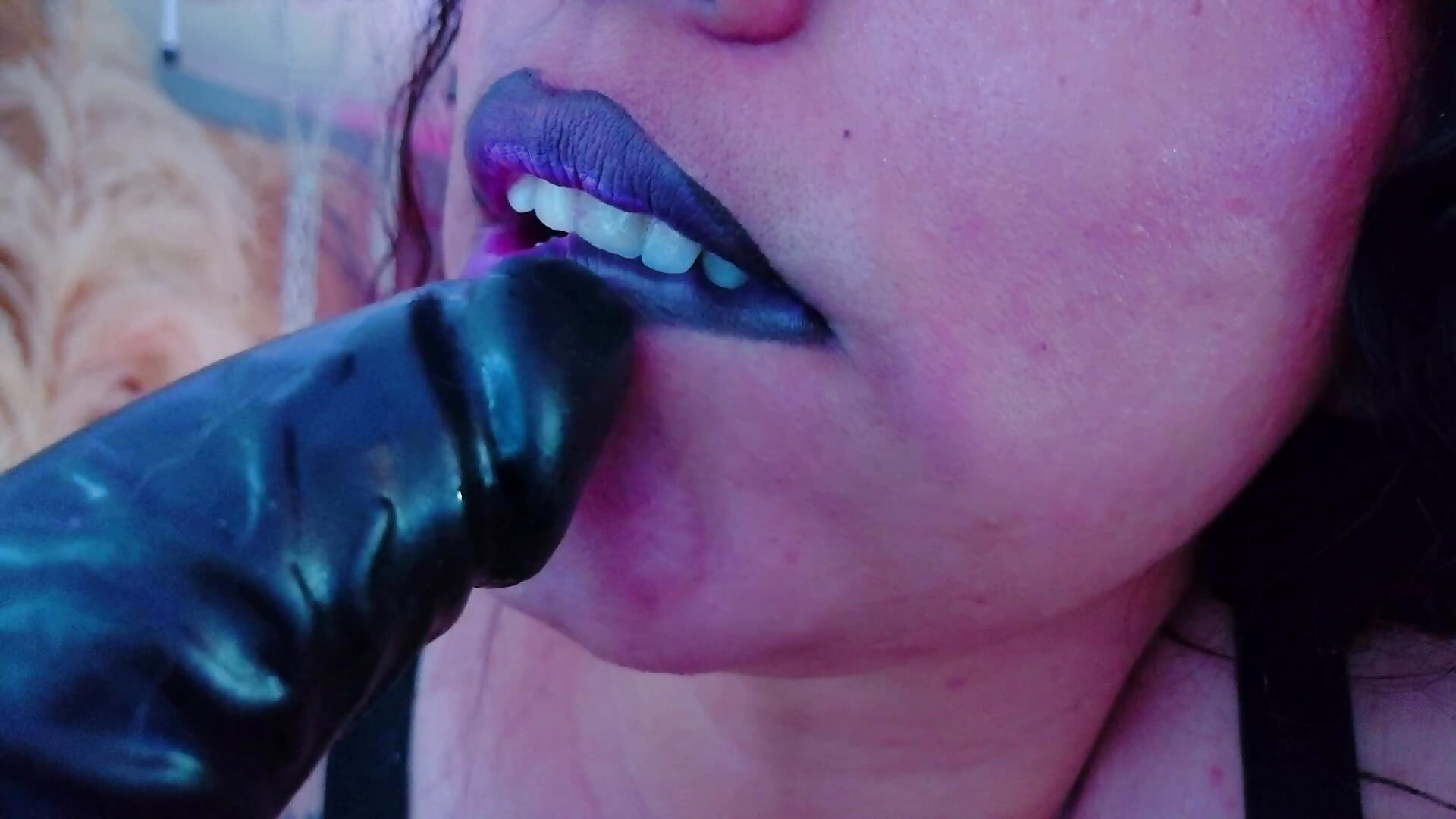 Devouring it with elegance - Vídeo de MariaGaitan, modelo de vídeos
