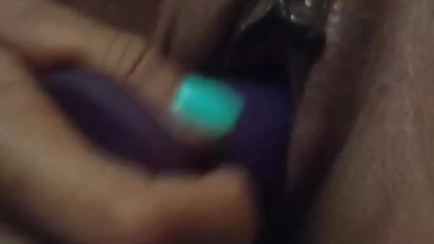 Socando na bucetinha - video by morenadreh cam model