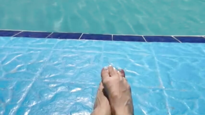 Feets on pool