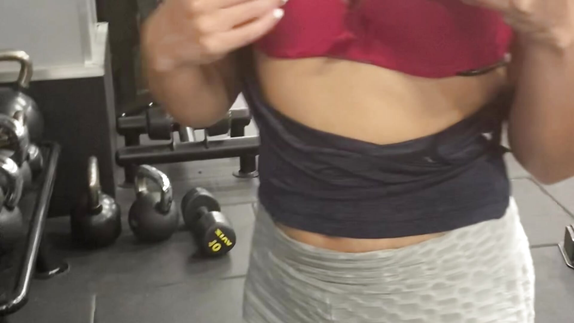 I got hot at the gym and I wanted to take off my clothes but they almost discovered me. - video by Tiffanysurez_ cam model