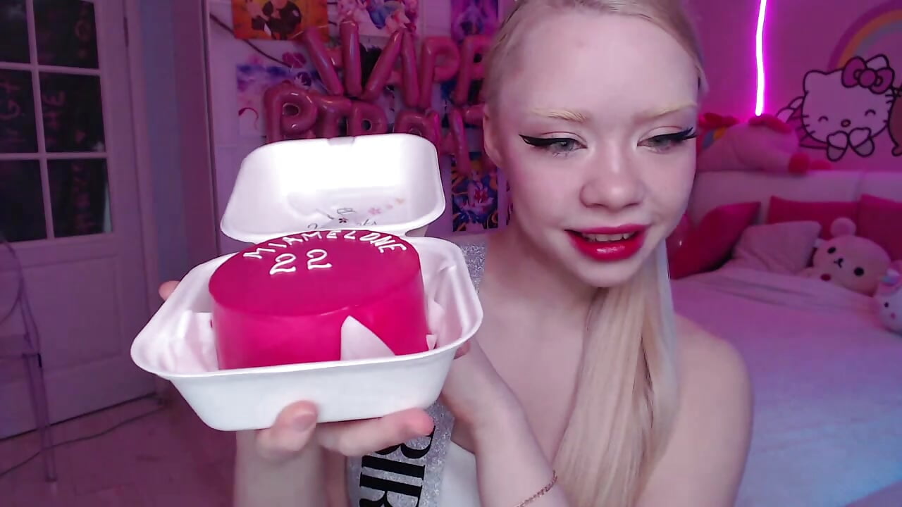 Showing my Cake for Birthday－カメラキャストのVixenMiaの動画