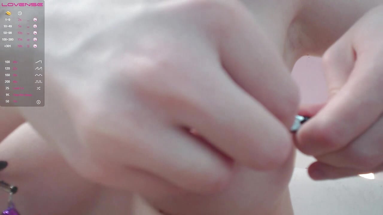 Nipple Clamp Fetish－カメラキャストのVixenMiaの動画