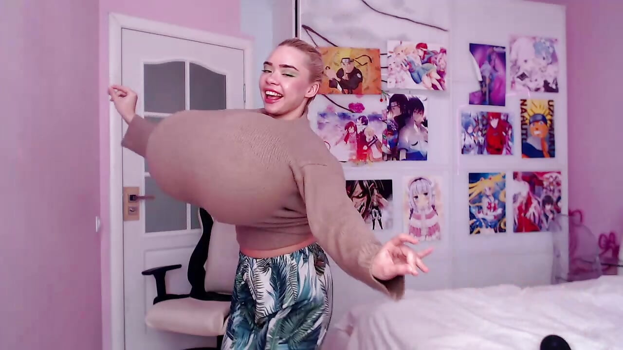 Mia is fooling with giant boobs－カメラキャストのVixenMiaの動画