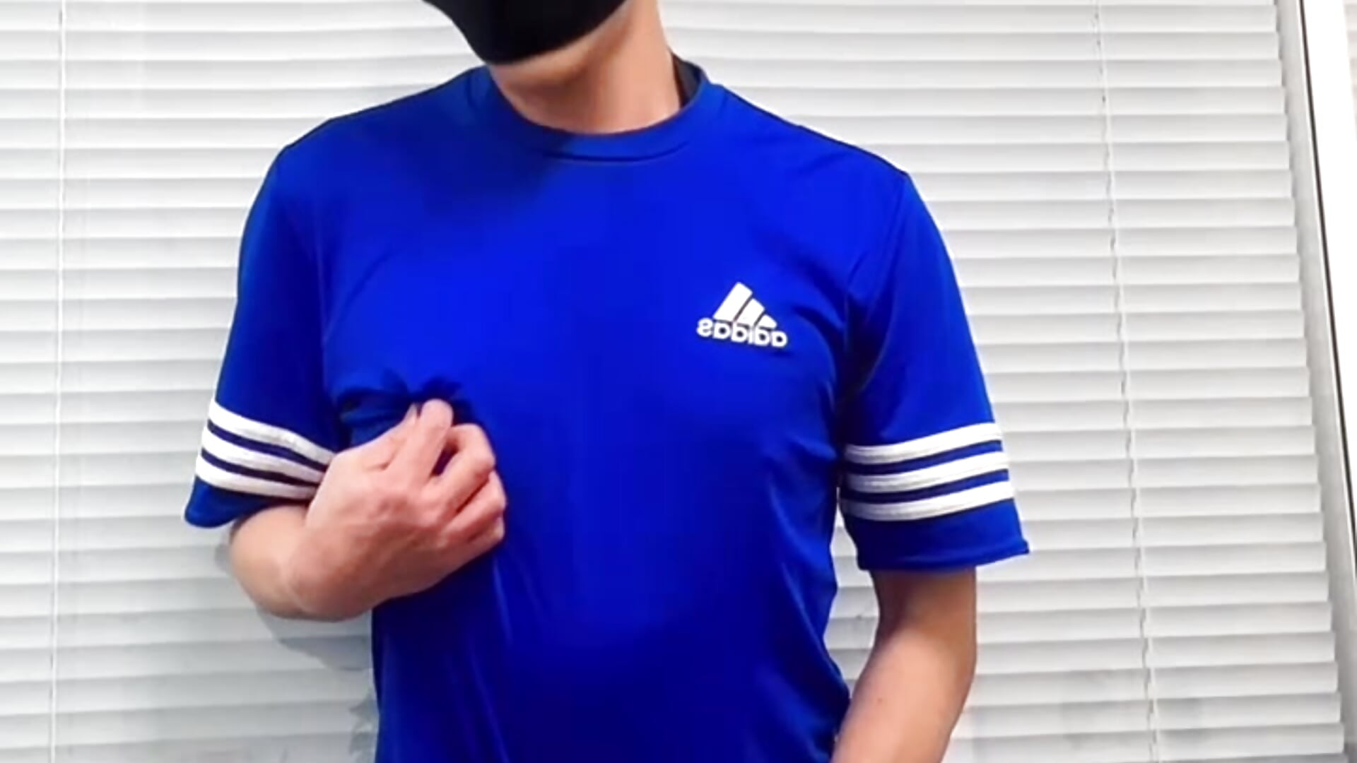 r今風のサッカー男子がものすごいどエロな会話でオナニーサポート最後はド派手にあそこがスプラッシュ - video by mio_JAPAN cam model