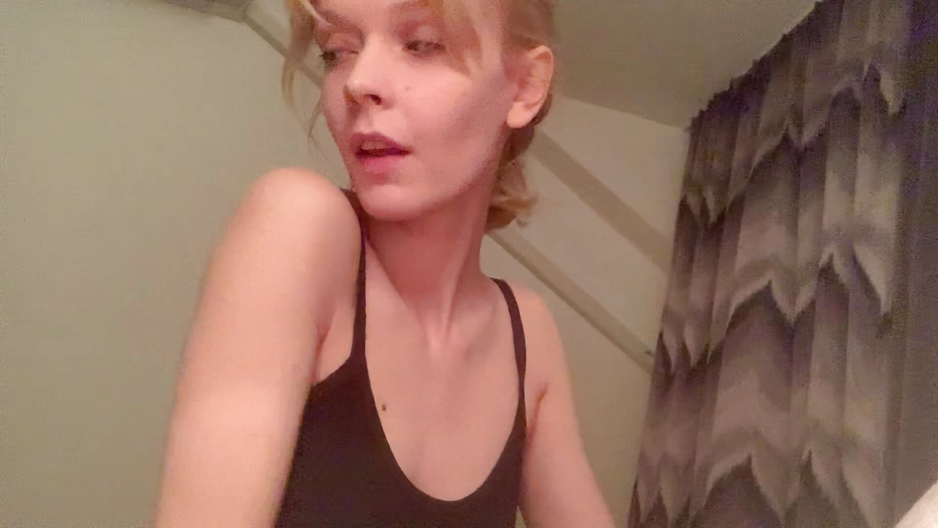 here I am ♡ – video modela na kameri neon_demon