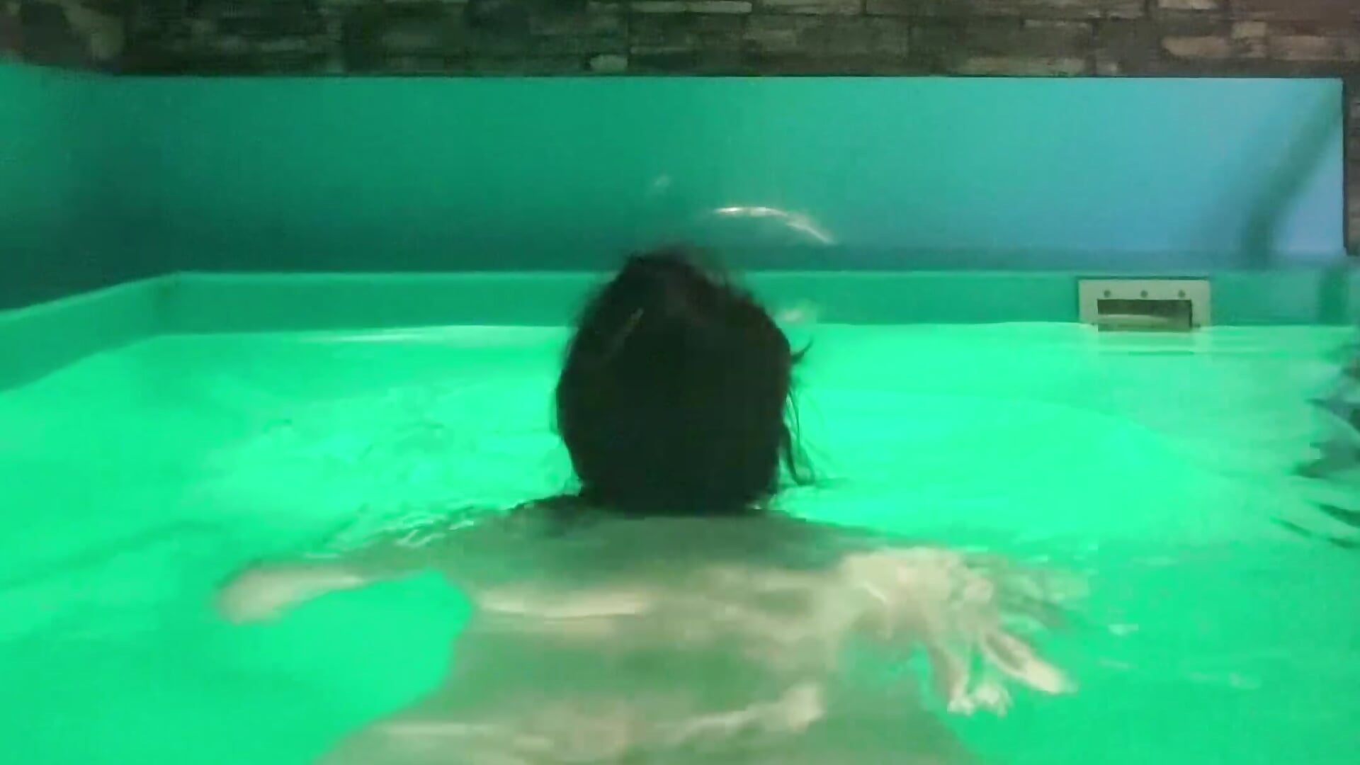I love small pools in saunas - R-U-B-Y主播的视频