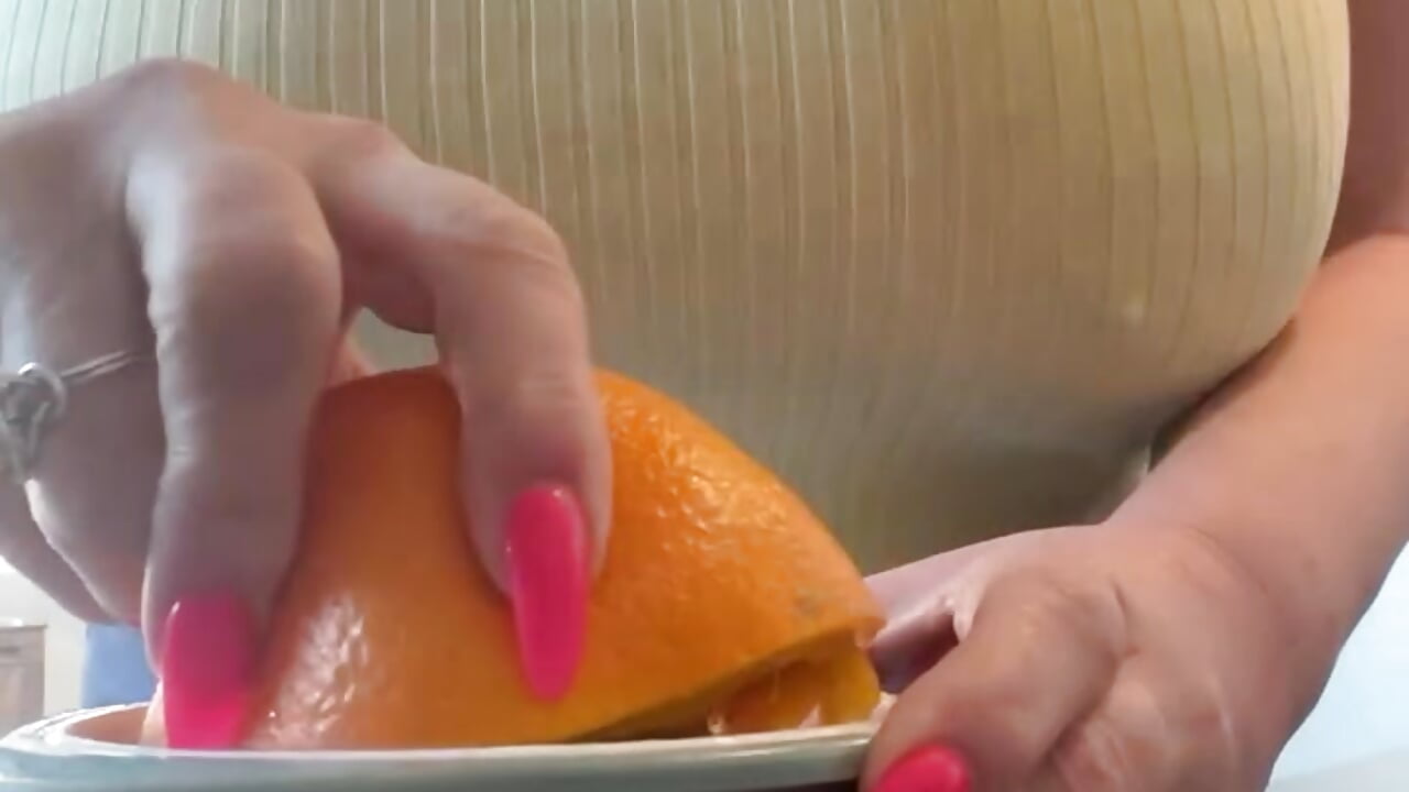 Squeezing my oranges - tight top and nipples - فيديو من Courtesanannabel موديل الكام