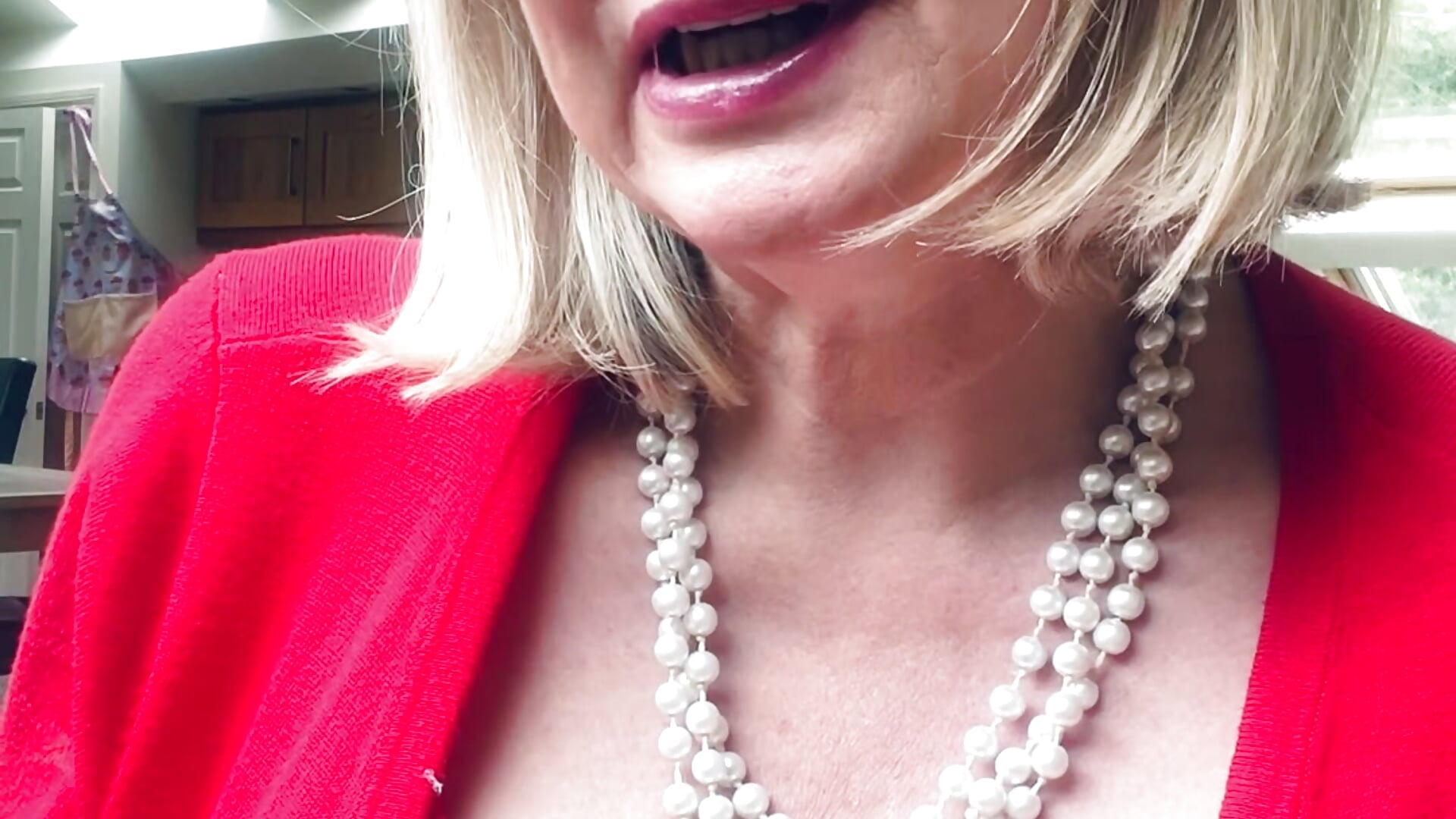 Happy titillation Tuesday with a big boob flash - فيديو من Courtesanannabel موديل الكام