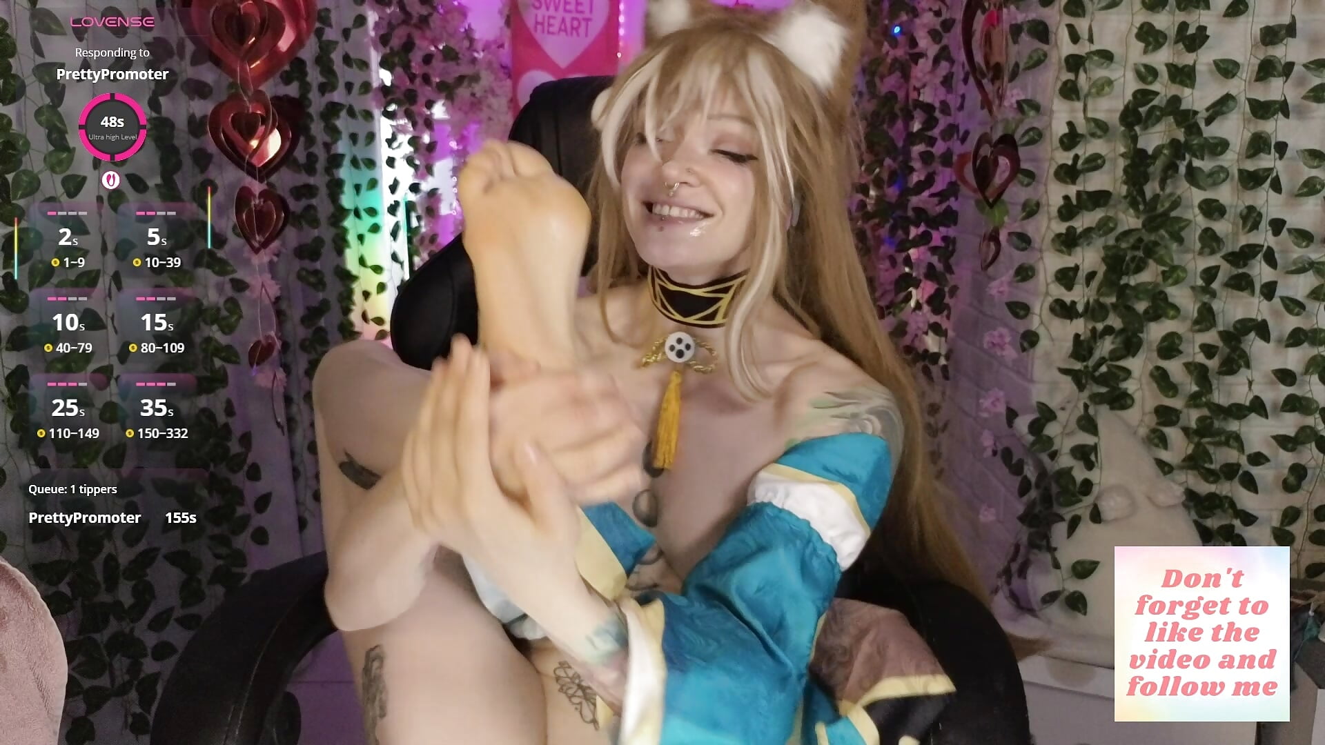 I lick and suck my feet - video by Mee-Meow cam model