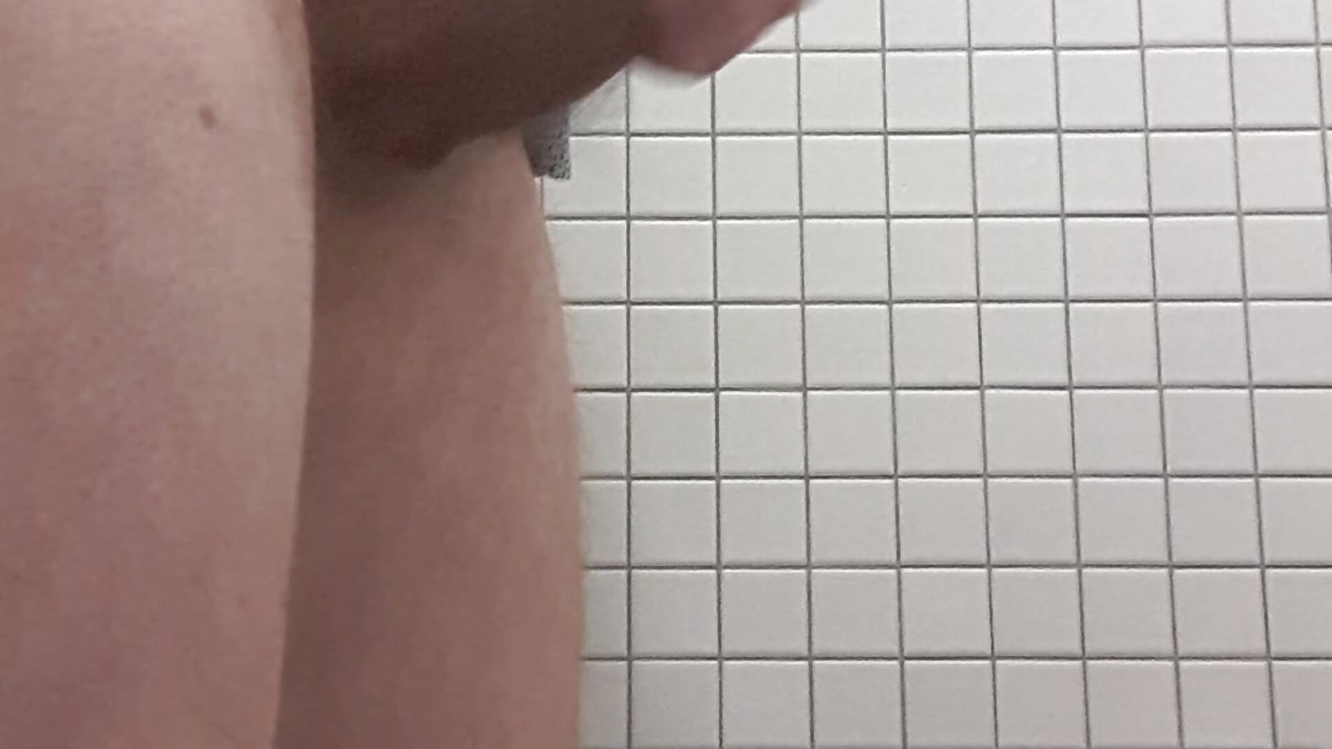 Cum in office toilet / Komme in Bürotoilette - 3 - Video von Zinny2002 Cam-Model