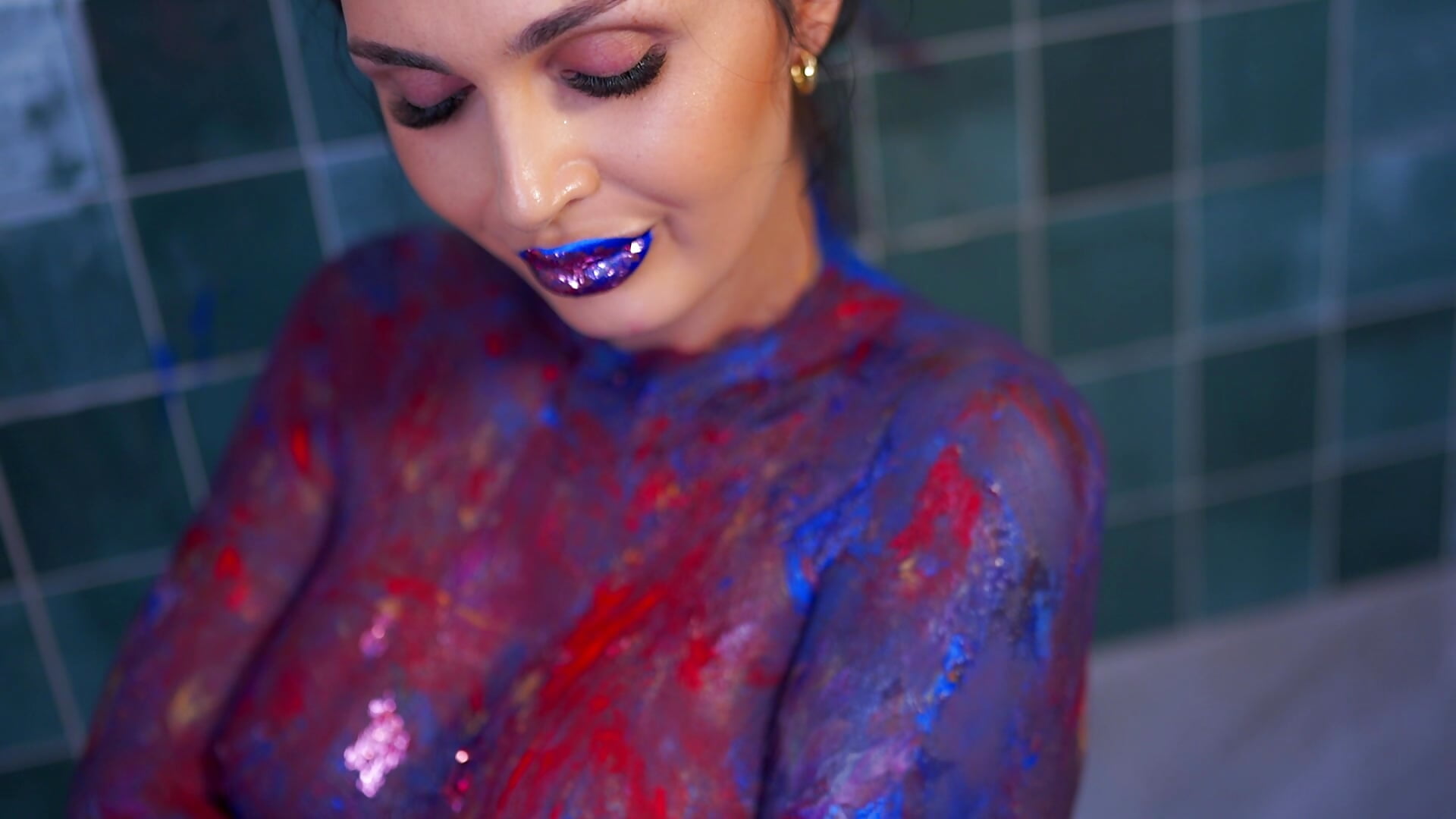 Glitter, colors, and curves… shining like a masterpiece under the light. ✨💎🎨 - video by SinfulStar cam model